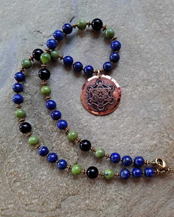 Erzengel-Metatron-Anhänger handgeschmiedet - an Kette aus Lapislazuli, Nephrit und Turmalin