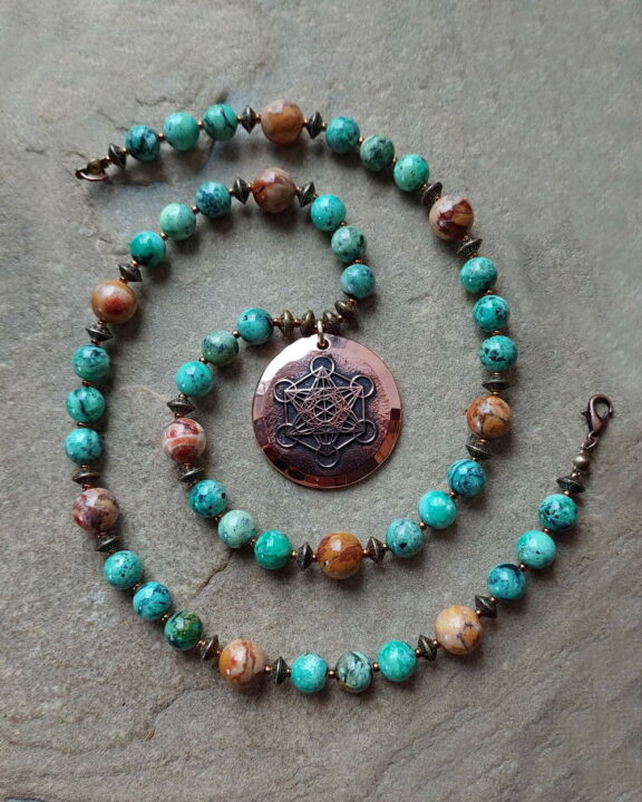 Türkis Jaspis turquoise jasper Metatronkette Metatronanhänger Metatronamulett metatronpendant metatron pendant metatronnecklace metatron necklace metatronamulet metatron amulet Triquetra Ohm Aum Om Sternzeichen Sternentor Sonne Sonnenamulett Sonnenschmuck Einhornschmuck Einhorn Einhornkette Venusblume Drache Heilung Metatron Crop Circle Necklace Goddess of Love Healing Stones Crystals Venusflower protect Flower of Life Amulett Göttin Liebe Kette Halskette Heilsteine Lichtbringer Kupferschmuck Symbole Symbolschmuck Harmonie Zauberwesen Valentinstagsgeschenk Geschenk Hochzeitsgeschenk Edelsteinschmuck Edelsteinkette Edelsteinanhänger Heilsteinschmuck Heilsteinanhänger Glücksbringer Schutzsymbol Glückssteine Lebensblume Blume des Lebens Schutzengel Heilige Geometrie Kraftort Kraftorte Runen Futhark Vikings Germanen Vikinger Runenalphabet Runenschutzkreis Alternativschmuck Kelten Keltischer Schmuck Germanen Germanischer Schmuck Magie Baum des Lebens Yggdrasil Triskele Allverbunden Verbundenheit Dreieinigkeit Dreifaltigkeit Einheit Medizinrad Nornen Schicksalsnetz Skulds Netz Skuld Energie Heilsteine Spiegelamulett Sternzeichen Rune Triskele Hochzeitsschmuck Dirndlschmuck Trachtenschmuck Jewellery Pentagram Schutzamulett medicine wheel runes Sonnenamulett Amulett Anhänger Kornkreis Kornkreis Crop circle Unicorn Aquarius Age of Aquarius Neuzeit Neues Zeitalter Celtic jewellery magic Magie Liebe des Lebens göttlich devine Sternzeichenschmuck Opalschmuck Kristall Lemuria Atlantis Silberfassung silbergefasst mystic beeing Hochzeitsschmuck Hochzeitschmuck Heilenergien healingenergies healing energies Metatronwürfel Engelarbeit Engelenergie Steinenergie Energiedersteine