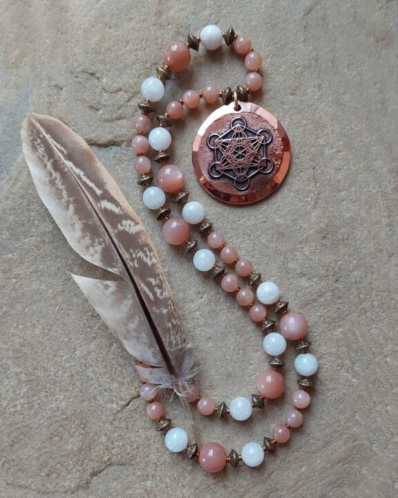 Alternativer Schmuck: Metatron-Anhänger aus Kupfer an Halskette aus Sonnen- und Mondsteinperlen