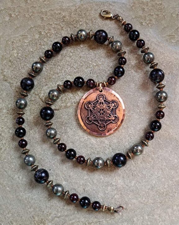 Symbolschmuck als Halskette - Metatron-Anhänger vereint mit Pyrit, Granat und Turmalin