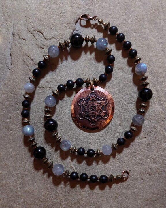 Metatron-Anhänger aus Kupfer - vereint mit Labradorit- und Turmalinperlen - edler Bohoschmuck