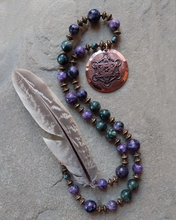 Metatron-Anhänger an Perlenkette aus Seraphinit und Charoit - edler Männerschmuck
