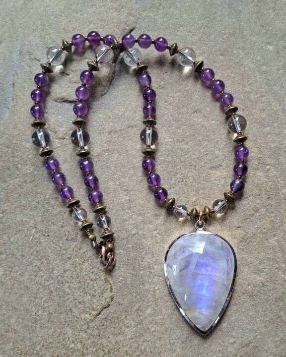 Talisman-Schmuck: Mondsteinkette mit Amethyst- und Bergkristallperlen