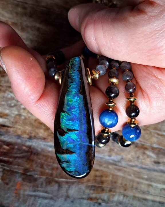Boulder-Opal-Anhänger an Perlenkette aus Schmuckperlen - eleganter Boho-Shmuck