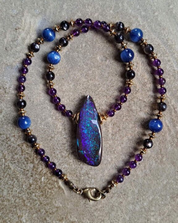 Eleganter Yogaschmuck: Boulder-Opal-Anhänger an Halskette aus Edelsteinperlen