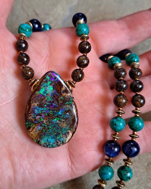 Boulder-Opal-Anhänger an Edelsteinkette aus Perlen - edler Boho-Schmuck