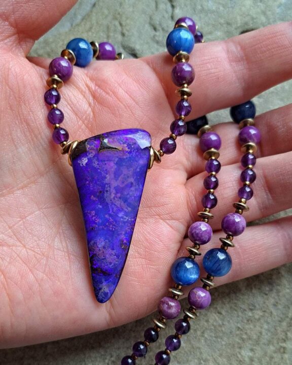 Edler Opalschmuck: Boulder-Opal-Anhänger an Perlenkette aus Amethyst, Kyanit und Phosphosiderit