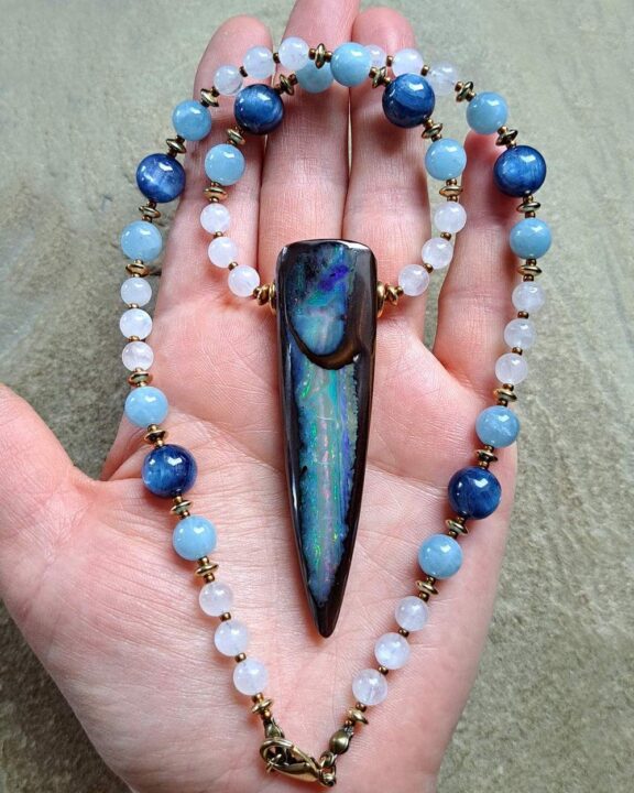 Boulder-Opal-Anhänger an Heilsteinkette aus Edelsteinperlen - edler Energieschmuck
