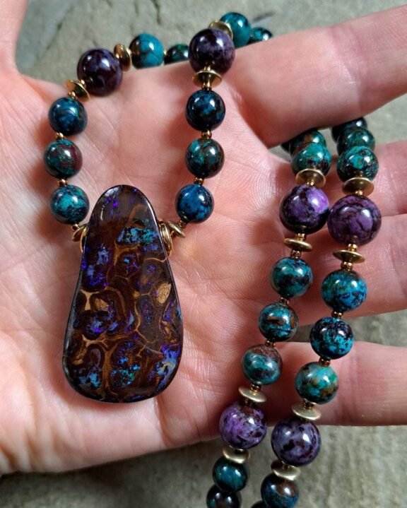 Boulder-Opal-Anhänger an Perlenkette aus Schmuckperlen - eleganter Herrenschmuck