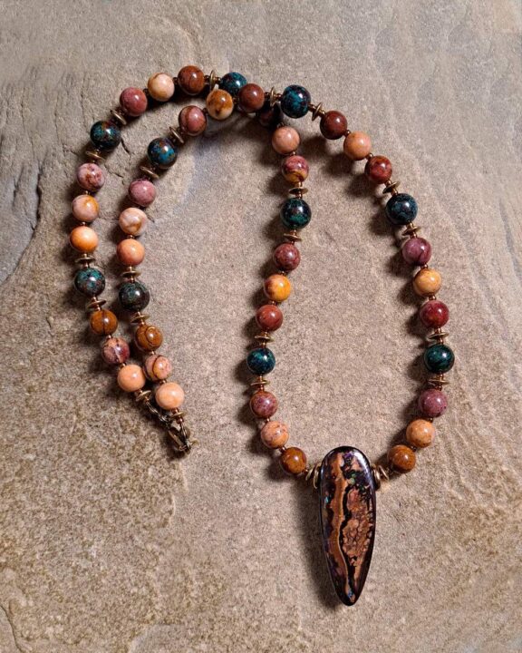 Boulder-Opal-Anhänger an Perlenkette aus Schmuckperlen - eleganter Bohoschmuck