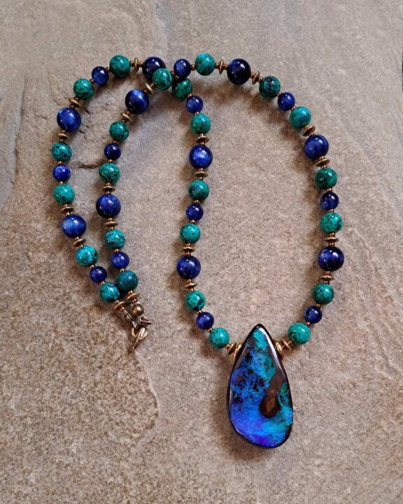 Boulder-Opal-Anhänger an Edelsteinkette aus Perlen - edler Energieschmuck