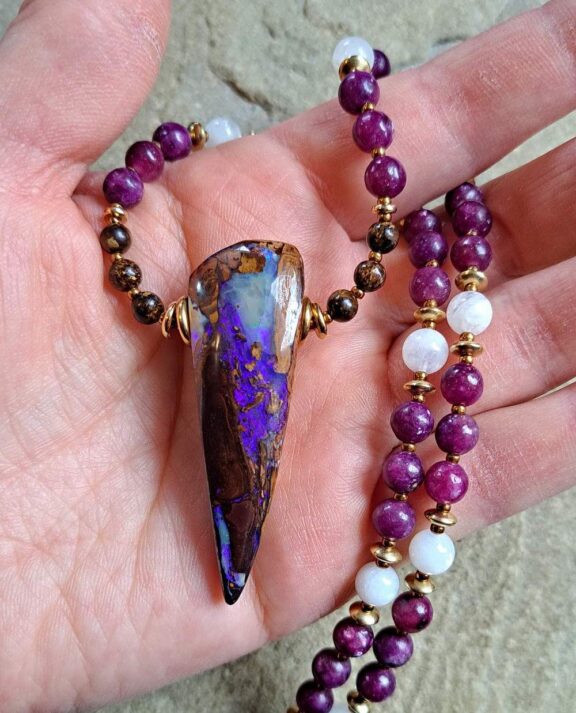 Boulder-Opal-Anhänger an Halskette aus Edelsteinperlen -edler Meditationsschmuck