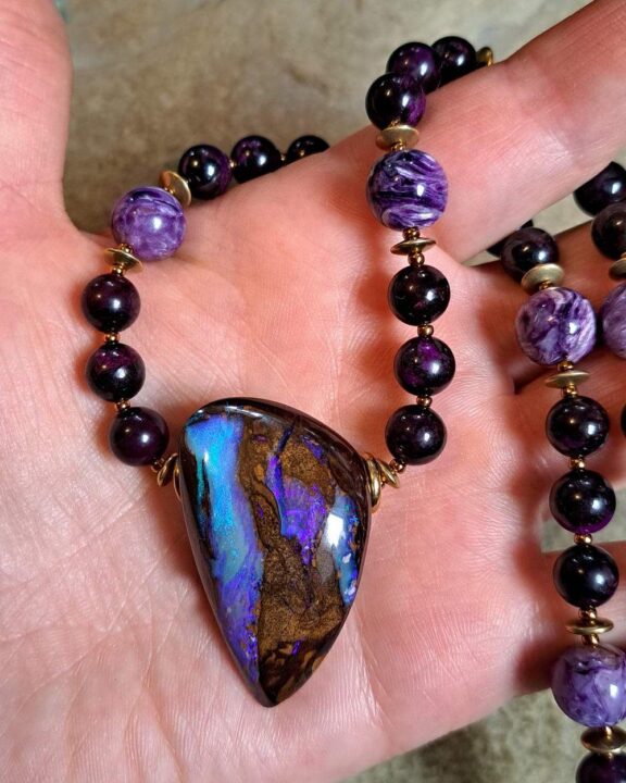 Boulder-Opal-Anhänger an Edelsteinkette aus Perlen - eleganter Boho-Schmuck
