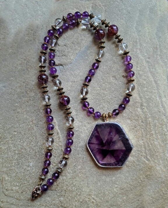 Portalamethyst-Anhänger an Edelsteinkette aus Perlen - zarter Schmuck