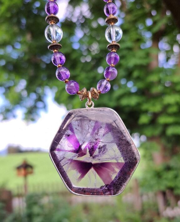 Portalamethyst-Anhänger an Edelsteinkette aus Steinperlen - zarter Schmuck