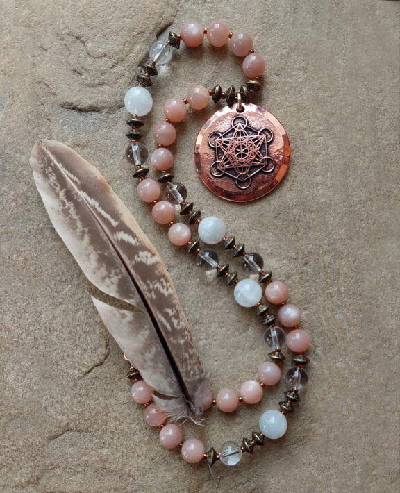 Edler Kupferschmuck: Metatron-Anhänger an Halskette aus Sonnenstein, Bergkristall und Mondstein