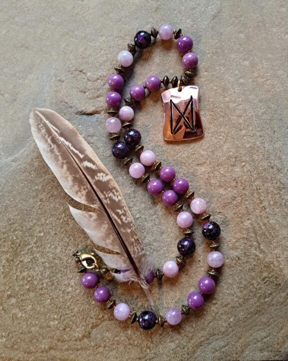 Rune-Dagaz-Anhänger an Perlenkette aus Phosphosiderit, Amethyst und Kunzit - nordischer Schmuck
