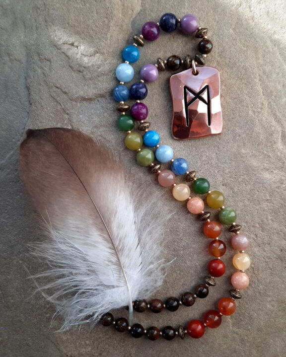 Rune-Ehwaz-Anhänger an Chakra-Heilstein-Kette mit Heilsteinperlen - edler Chakraschmuck