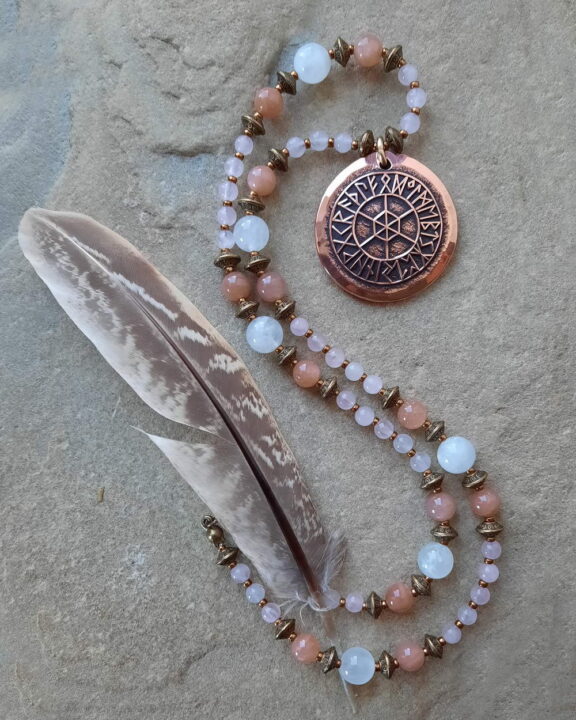 Futhark-Anhänger an Heilsteinkette mit Rosenquarz- und Mondsteinperlen - edler Wikingerschmuck