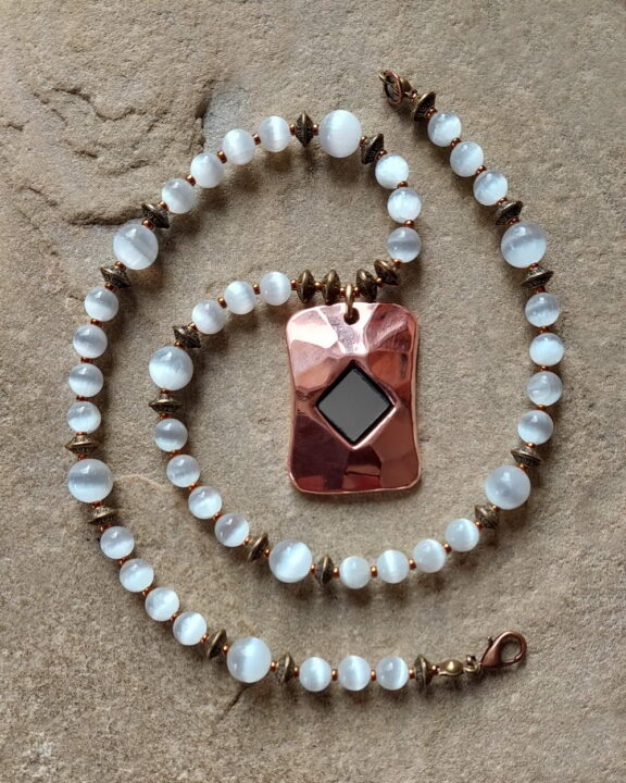 Schutzkette mit Spiegelamulett - Perlenkette mit Selenit - Schutz vor bösem Blick - edler Symbolschmuck
