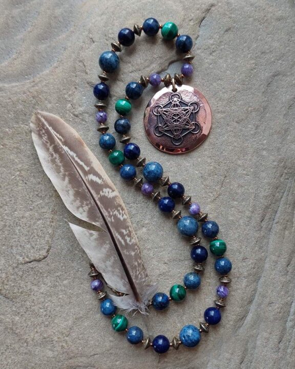 Edler Symbolschmuck: Metatron-Anhänger an Halskette aus Edelsteinperlen - im Boho-Stil