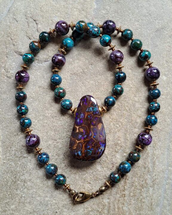 Eleganter Herrenschmuck: Boulder-Opal-Anhänger an Halskette aus Steinperlen