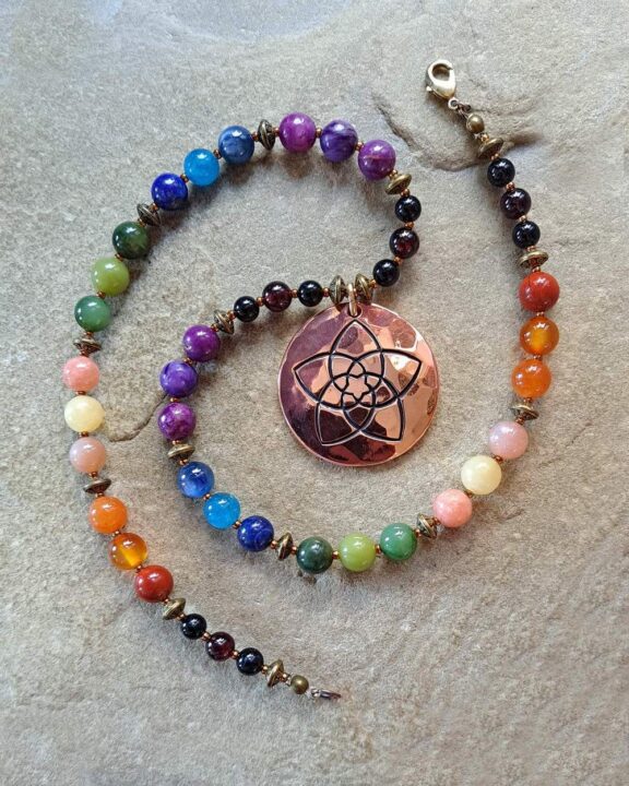 Symbol - Venus - Kupferanhänger- rund - an bunter Chakra Heilsteinkette - handgemacht