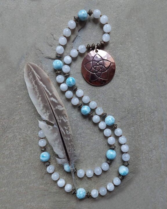 Venusblume Kupfer-Anhänger an Edelsteinkette aus hellblauem Larimar und weißem Mondstein