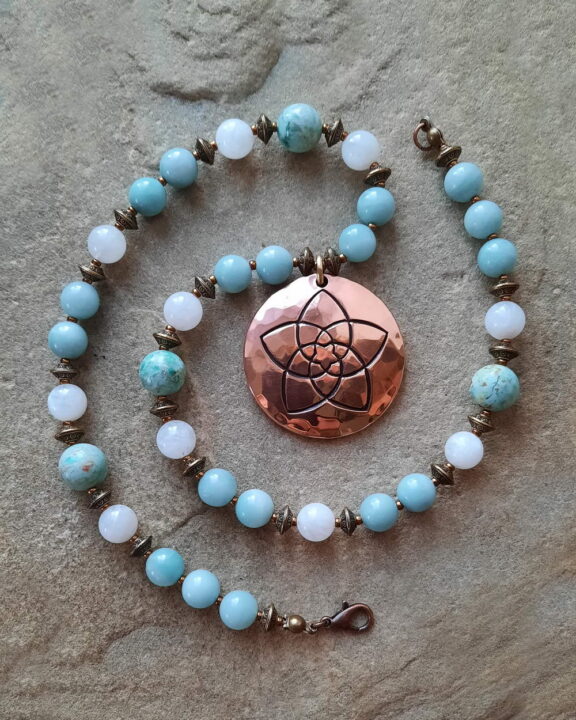 Venusblume-Anhänger an Heilsteinkette aus Türkis und Mondstein - alternativer Schmuck im Boho-Stil