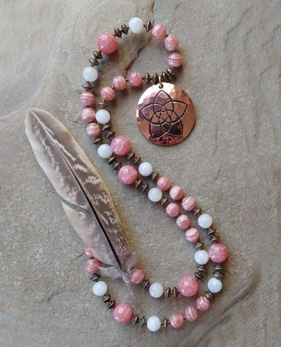 Venusblume-Anhänger an Halskette aus Rhodochrosit und Mondstein - edler Kupferschmuck
