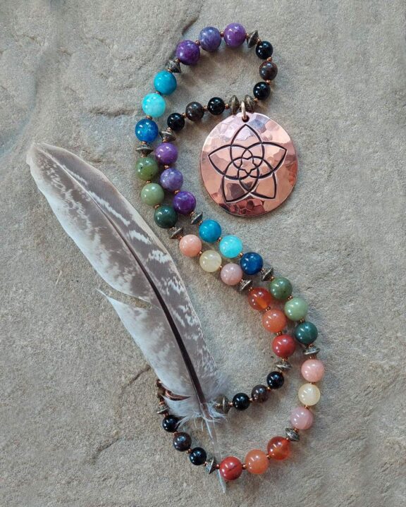 Heilige Geometrie Talisman - Symbol Venusblume - an Chakra Heilsteinkette in Regenbogenfarben