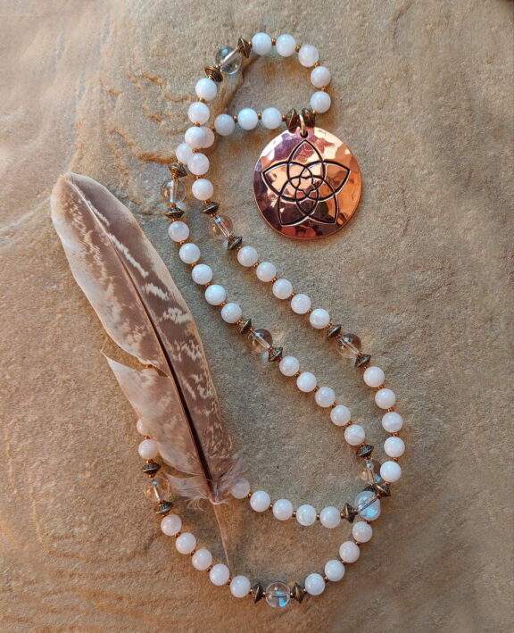 Venusblume-Anhänger an Halskette aus Bergkristall- und Mondsteinperlen - Kupferschmuck im Bohoi-Stil