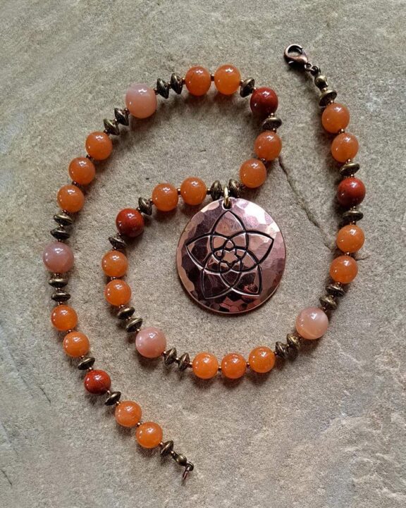 Venusblume Kupfer-Amulett an Heilsteinkette aus orange-farbigen Karneol Perlen und rotem Jaspis