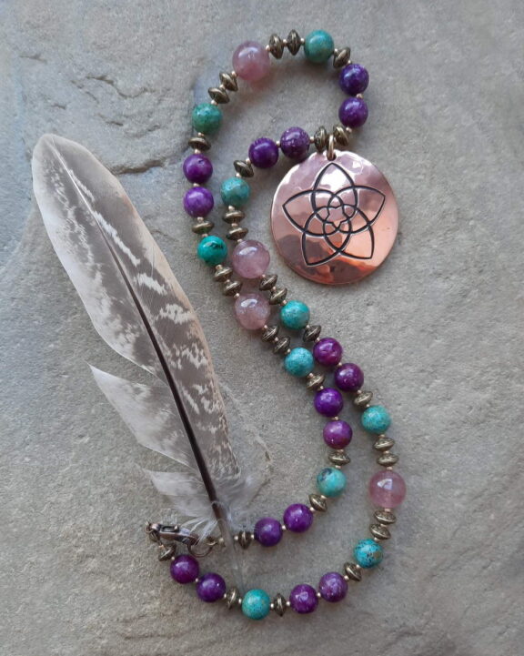 Kupferschmuck-Anhänger Venusblume an Kette aus lila, türkis und rosa Heilsteinperlen