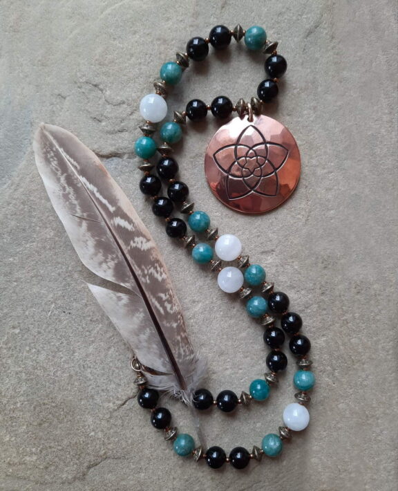 Spiritueller Schmuckanhänger - Talisman - Venusblume-Anhänger an Heilsteinkette