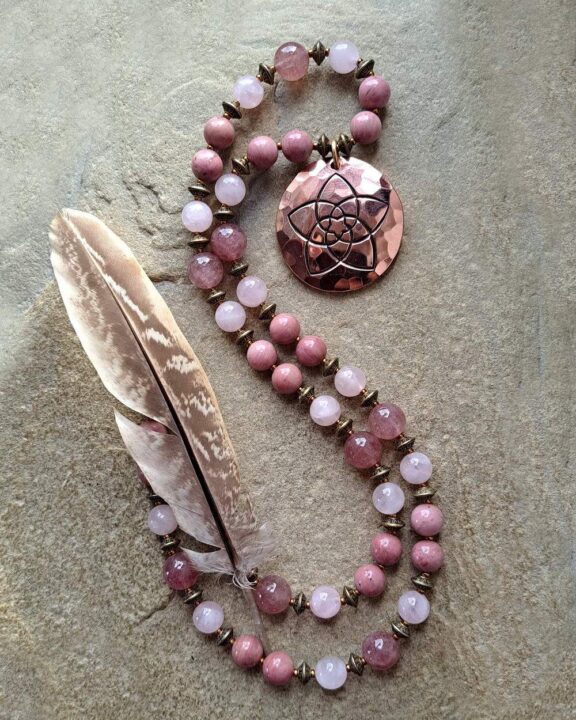 Venusblume-Amulett an Heilsteinkette aus Erdbeerquarz rosa, Rhodonit und Kunzit
