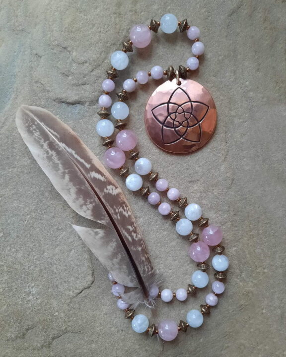 Venusblume Kupfer Anhänger - spiritueller Schmuck - an Heilsteinkette aus Kunzit, Angelit und Mondstein