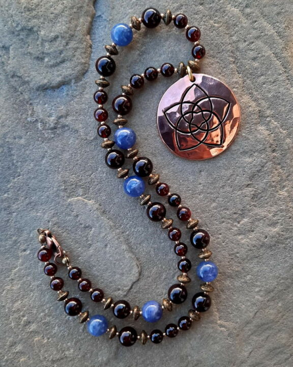 Granat Iolith Venus Venusblume Amulett Kupferschmuck Symbolschmuck Kette Heilstein Heilsteine Symbole Göttin der Liebe