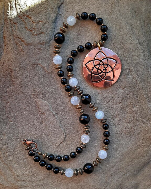 Turmalin Mondstein Venus Venusblume Kette Kupferschmuck Symbolschmuck Göttin der Liebe Talisman Schutzsymbol