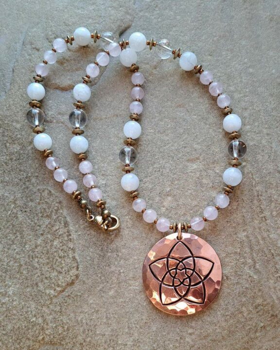 Mondstein Bergkristall Rosenquarz Venusblume Venus Göttin der Liebe Amulett Kupferschmuck Schmuck Liebessymbol Symbole