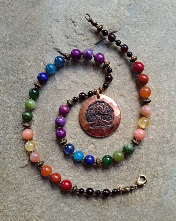 Baum-des-Lebens-Anhänger an Chakra-Heilstein-Kette mit bunten Perlen - edler Symbolschmuck