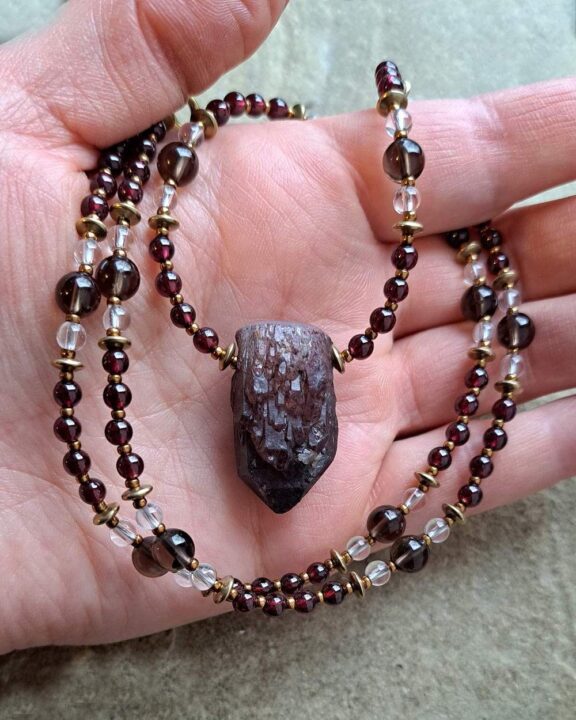 Feuerquarz-Anhänger an Edelsteinkette aus Steinperlen - zarter Schmuck aus Heislteinen