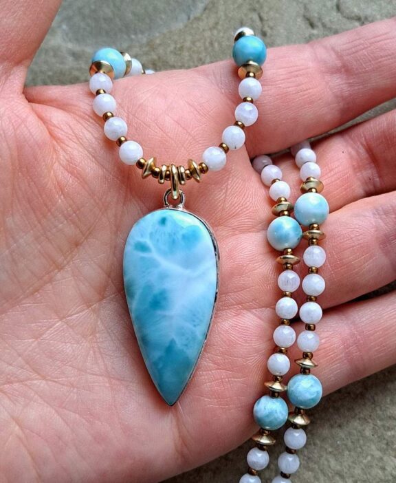 Zarter Schmuck: Larimaranhänger kombiniert mit Edelsteinperlen