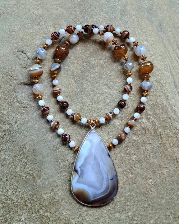 Achat-Anhänger an Edelsteinkette aus Achat- und Mondsteinperlen - edler Schmuck