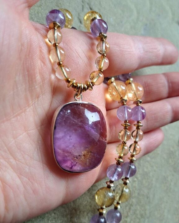 Amethystanhänger an Halskette aus Lavendelquarz und Citrin - ideales Yogazubehör
