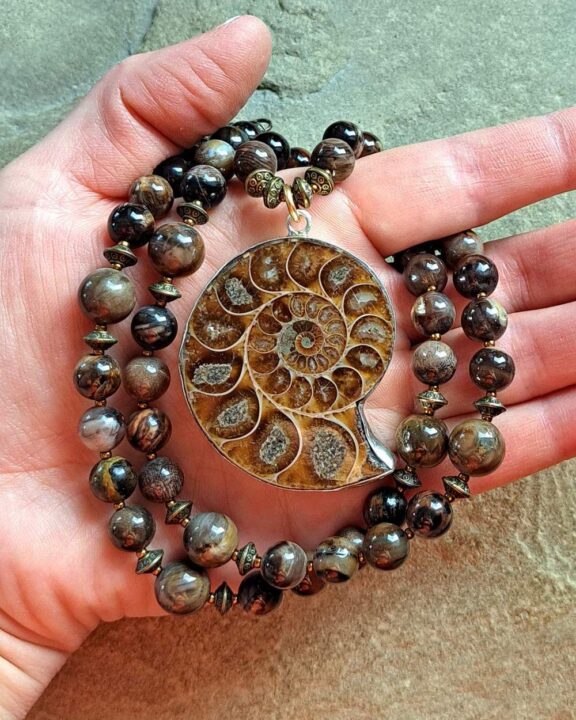 Ammonit-Anhänger an Perlenkette aus Edelsteinen - edler Dirndlschmuck