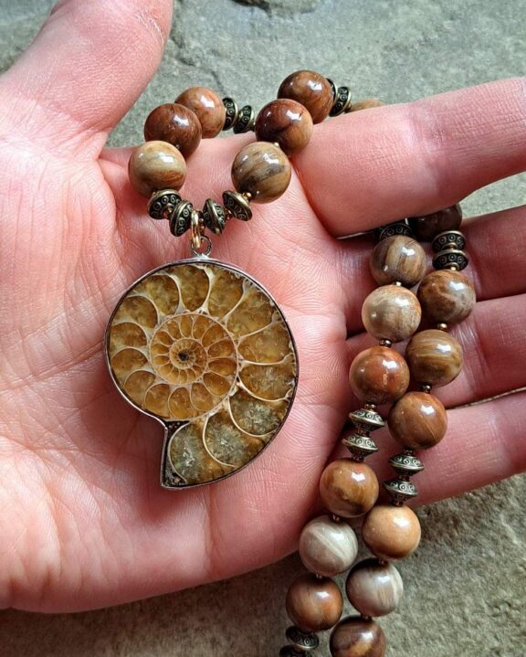 Ammonit-Anhänger an Heilsteinkette aus fossilem Holz - edler Heilsteinschmuck