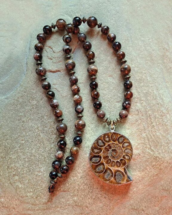 Ammonit-Kette verbunden mit Edelsteinperlen - edler Schmuck für Damen