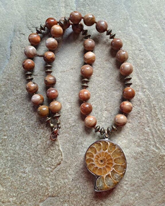 Ammonitkette mit Perlen aus fossilem Holz - edler Heilsteinschmuck