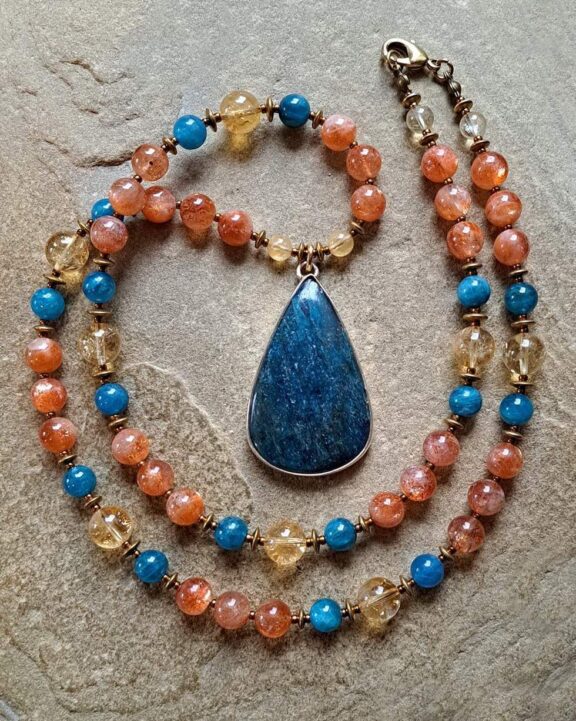 Apatit-Kette mit Edelsteinperlen aus Sonnenstein, Apatit und Citrin - energetischer Schmuck